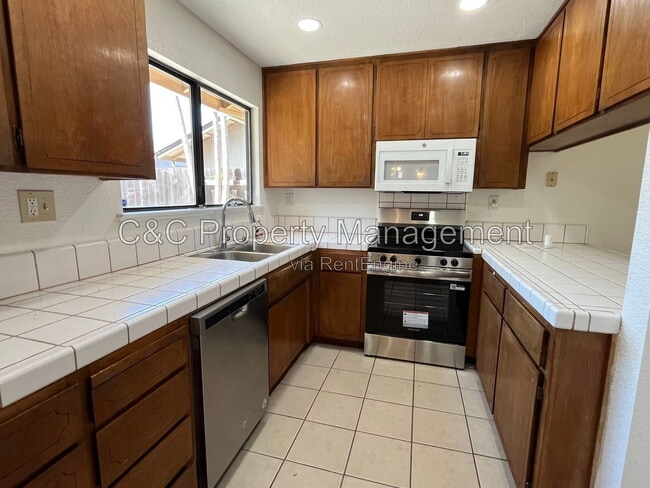 Photo - 1559 Elderwood Ave