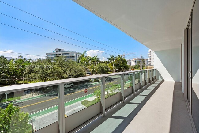 9201 E Bay Harbor Dr Unit 302