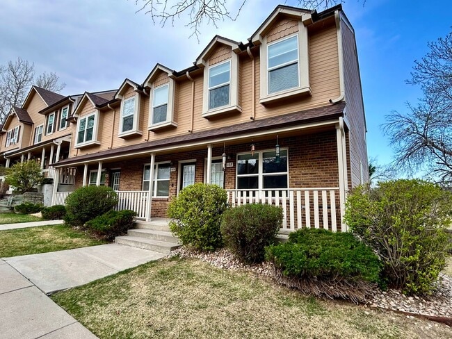 Building Photo - Sunny & Spacious 2-Bedroom Townhome