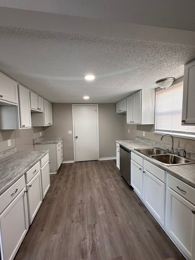 Photo - 4700 Clendon Way