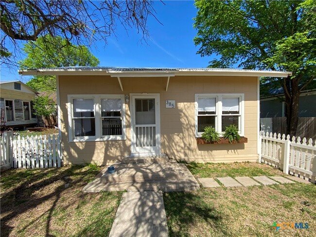 Building Photo - 385 Comal Ave