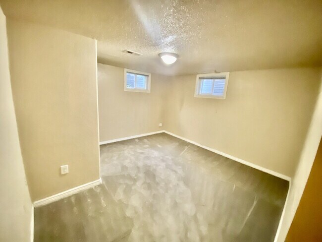 Photo - Cozy apartment in Potter Highlands!

Available Now!