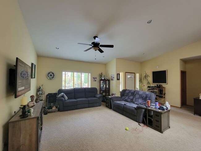 Photo - Charming and spacious 3 bed home in secluded location, 10 minutes to freeways