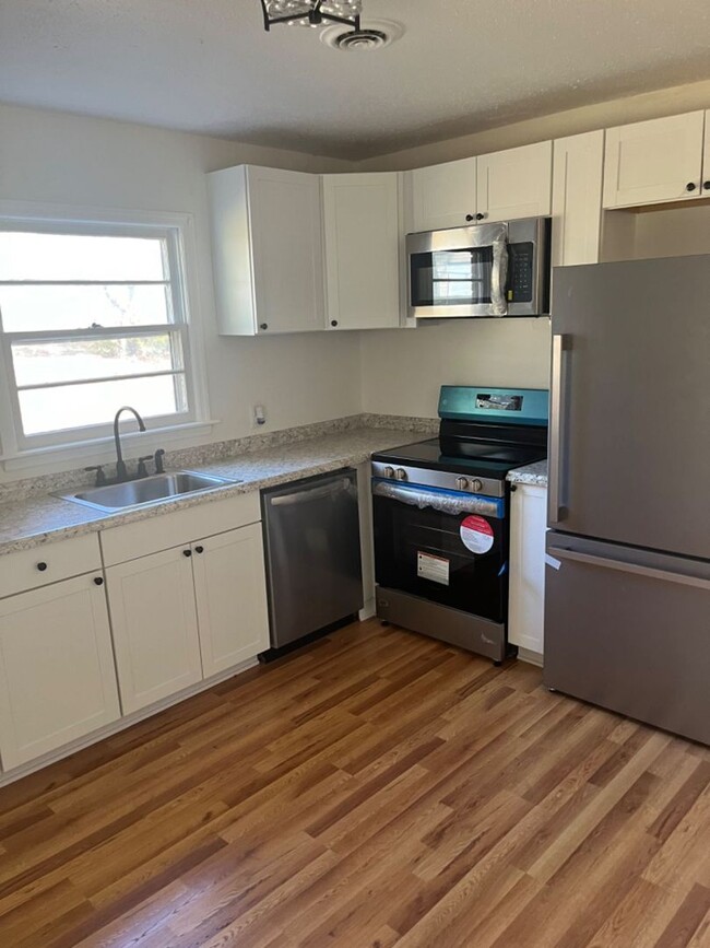 Charming Newly Renovated Duplex in Belmont... - Charming Newly Renovated Duplex in Belmont... House