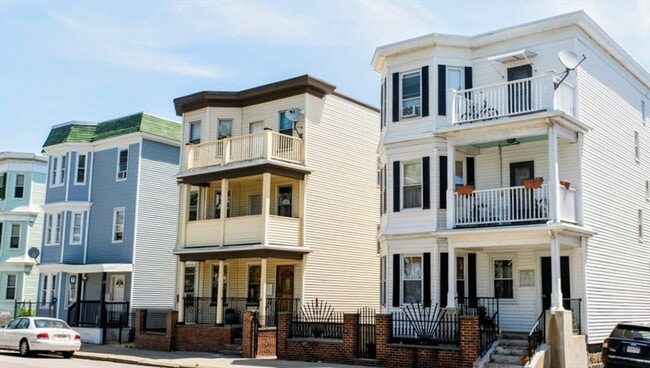 Building Photo - 25 Woodside Ave Unit 2