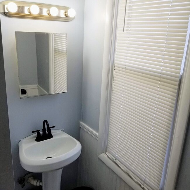 Photo - Cozy Lancaster Apartment in Prime Location Unidad 817-A down