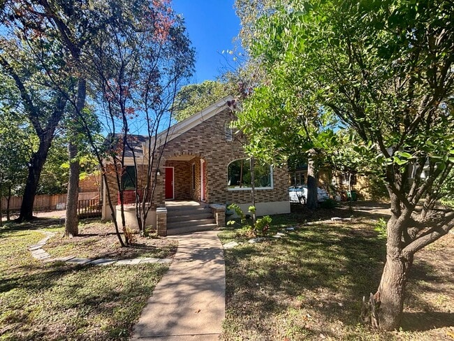 Photo - Hemphill Park Gem! 4 Bed/2.5 Bath - Availa...