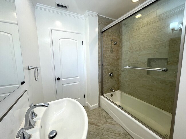 Photo - Stylish 4 Bed, 2 Bath Property in Arleta