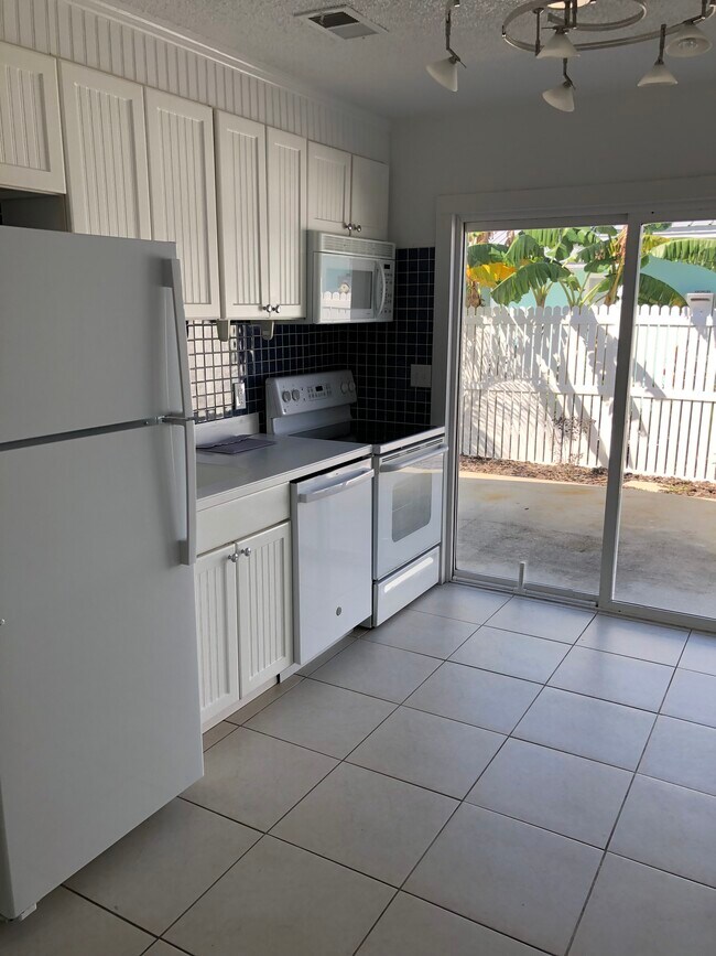 405 Columbus Ave Townhome Townhome Rental in New Smyrna Beach FL