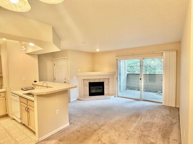 Building Photo - Cozy Two Bed/Two Bath Condo in Convenient ...