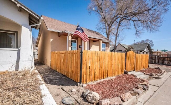 Photo - 1735 E 4th St