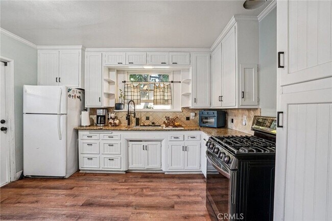 Photo - 11045 Howard St