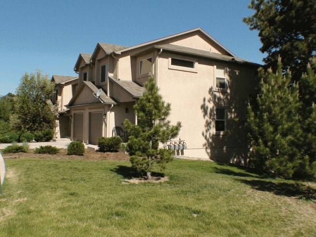 Building Photo - Wonderful End-unit townhome that backs to beautiful open space!