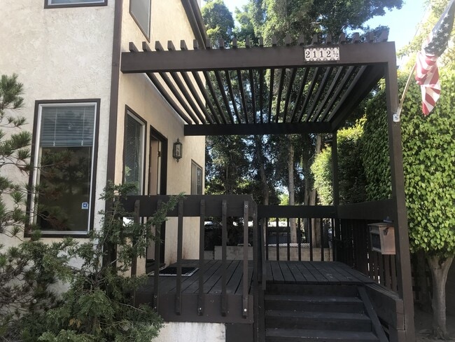 Building Photo - Pullman Duplex Unit Back House