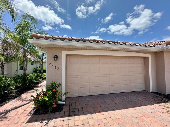 Photo - 2563 Vine Ave