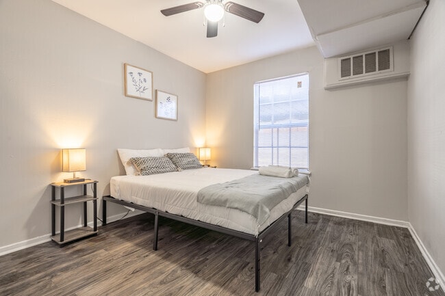 2BR, 1BA - 760SF