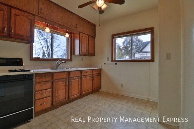 Photo - 3 Bedroom 1.5 Bath Near Downtown with Fenc...