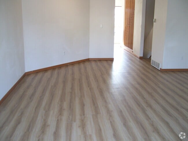 Building Photo - 2900 Ross Dr Rental