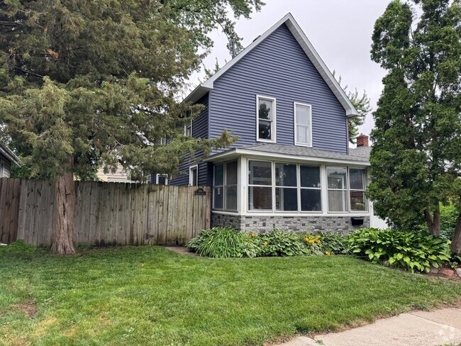 Building Photo - 3 Bedroom / 1 Bathroom Private Fenced Yard... Rental