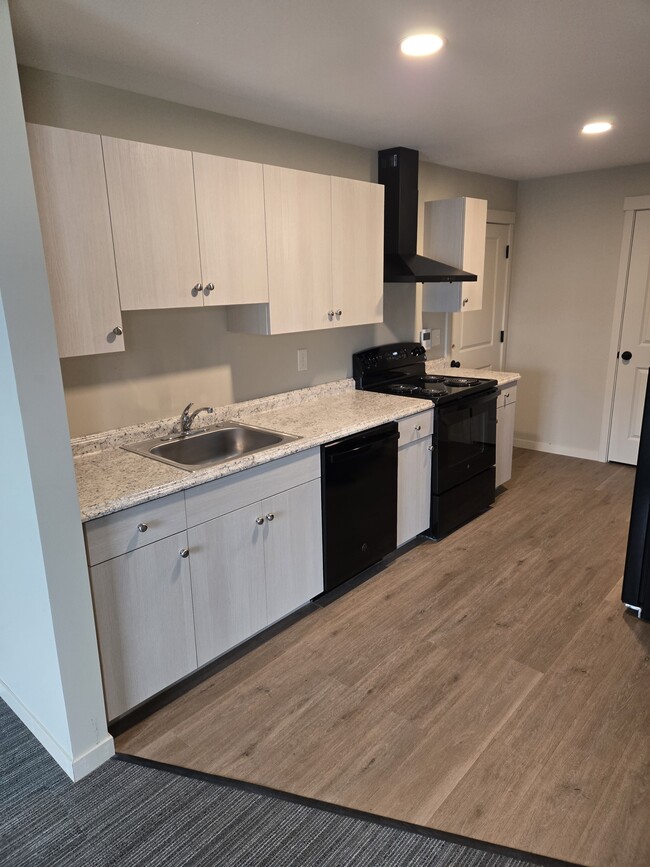 Building Photo - 12 W 5th St Unit 1