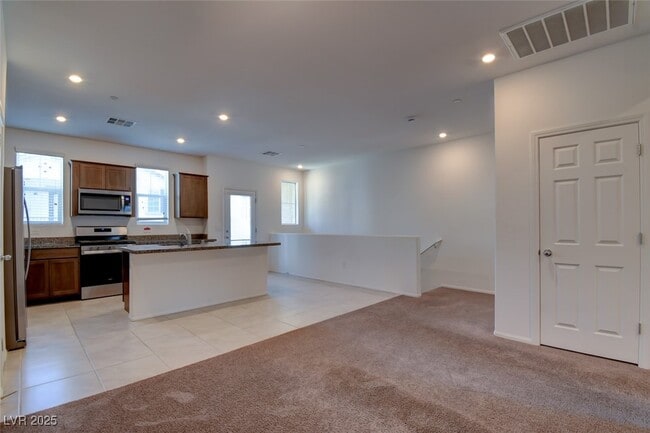 Photo - 664 Anemone Ln