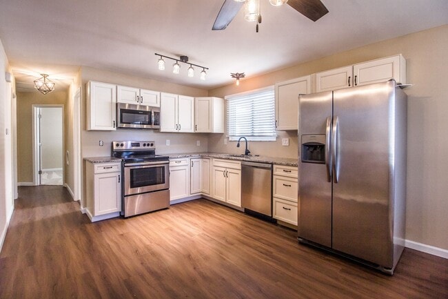Building Photo - Pet Friendly, Renovated Home in Fox School District Unit 2365