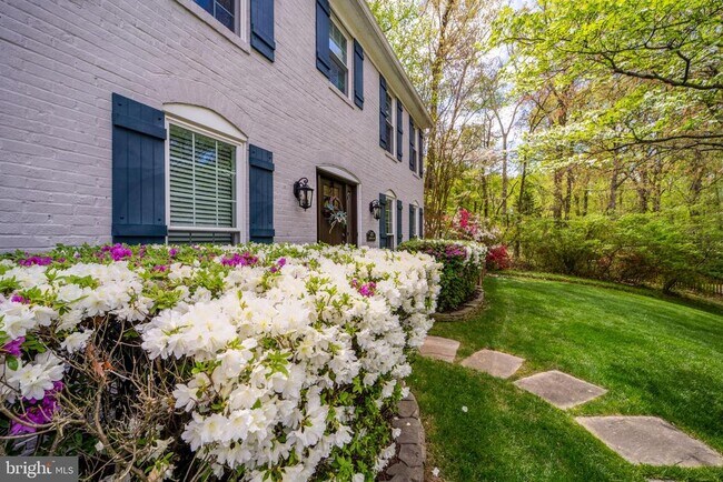 Photo - 2235 Abbotsford Dr