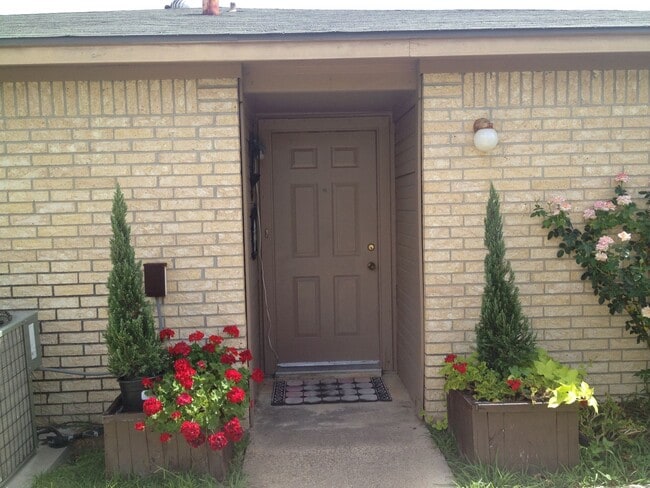 Photo - TWO BEDROOM DUPLEX TO SHARE WITH YOUR FURRY FRIENDS!