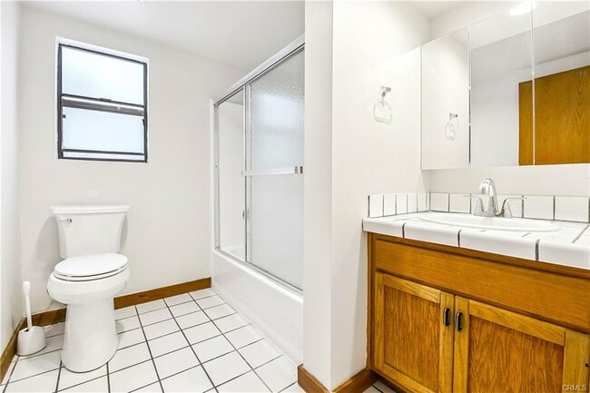 Photo - 1834 Rhodes St