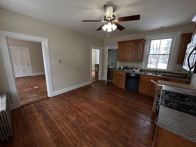 Building Photo - 1160 Boston Rd Unit 1