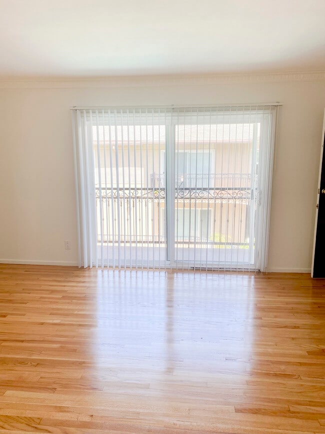 Photo - 3375 Manning Ave