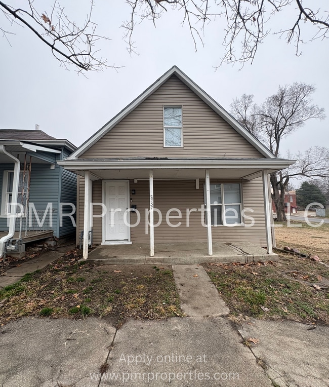 Building Photo - 2 Bedrooms / 1 Bathroom House