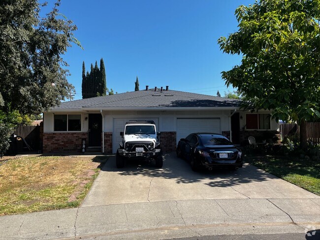 Building Photo - Large 3 Bedroom 2 Bath 1/2 Plex in Rancho ... Rental