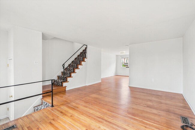 889 Oxford Ave
