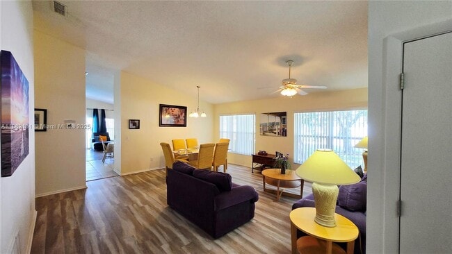 Photo - 550 Castlemain Cir
