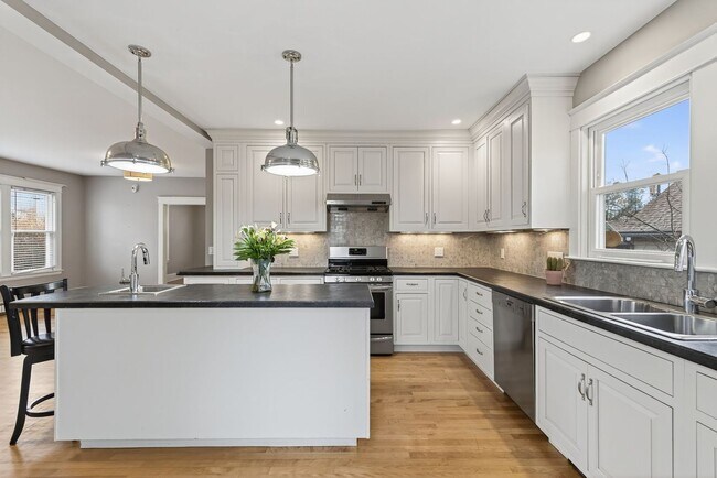 Photo - Sunny Bungalow in Willard Square