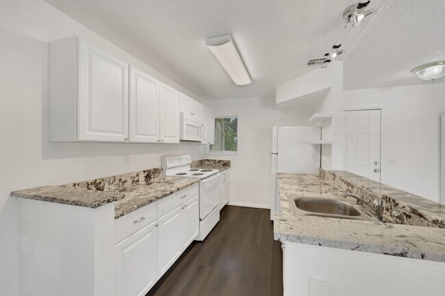 Photo - CUTE REMODELED TWO BEDROOM UNIT IN CENTRAL LOCATION Unidad D