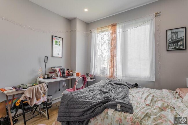 Building Photo - 3 bedroom in Queens NY 11102 Unit 6 Rental