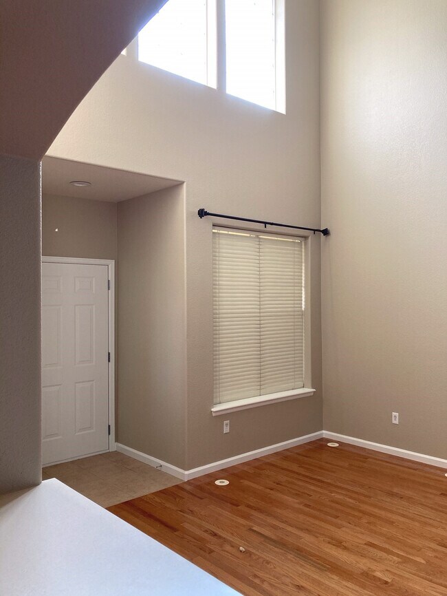 Sala de estar 1 de 3 - 6806 W 3rd St Unidad 19