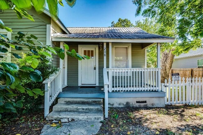 Photo - 208 W Lockhart St