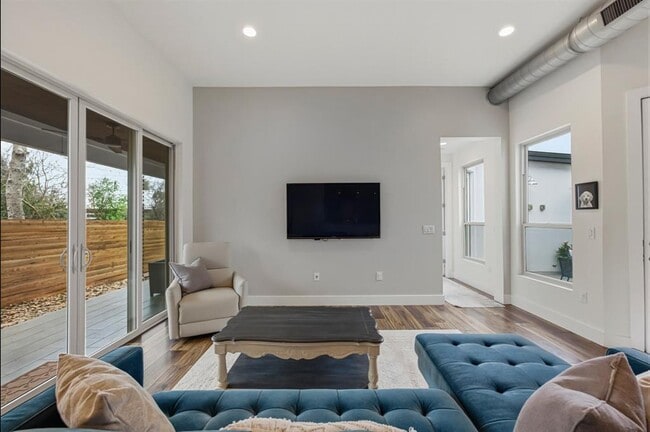 Photo - 1405 Camelot Cir