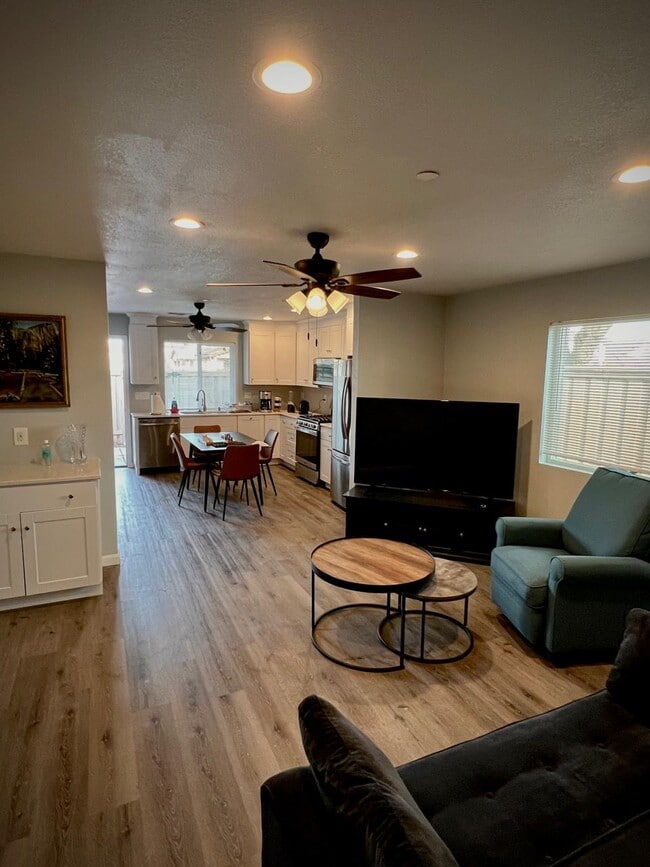 Photo - 15885 Independence Ave