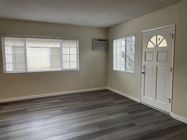 Living Room - 508-512 N Electric Ave Apartments