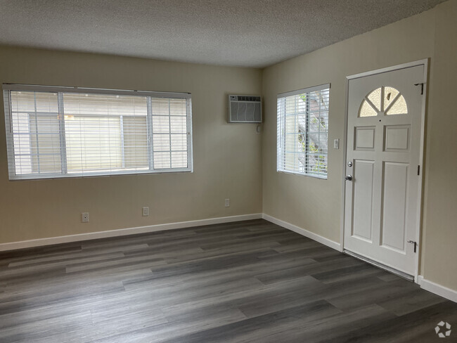 Living Room - 508-512 N Electric Ave Rental