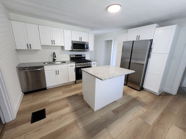 Photo - Spacious 4-bedroom house in Hamilton available mid-May