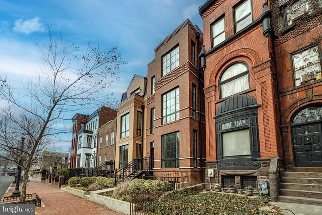 Photo - 467 M St NW