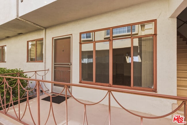 Photo - 1058 S Wooster St Unidad 1