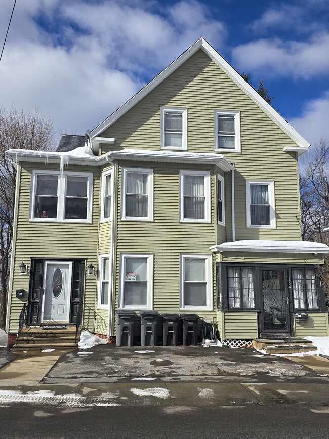 Building Photo - 154 Oak St Unit 1st Floor