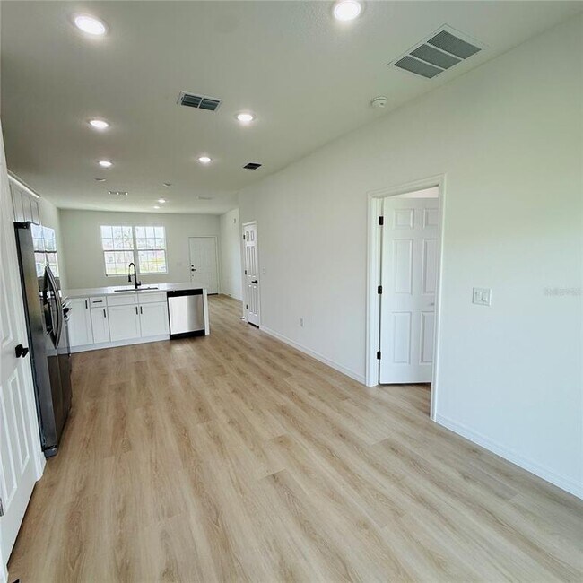 Photo - 602 Desmoines Ct