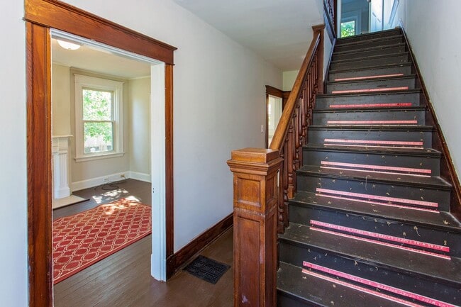 Photo - BOND HILL-  3 STORY 3 BEDRM 2 FULL BATH OPEN FLOOR PLAN w GARAGE